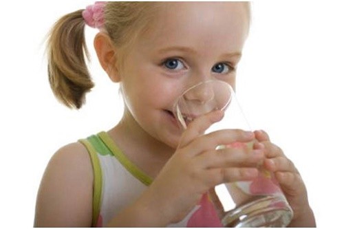 Cho trẻ uống đủ nước hàng ngày sẽ giúp đào thải các chất cặn ra khỏi cơ thể, ngăn ngừa nhiễm trùng đường tiểu