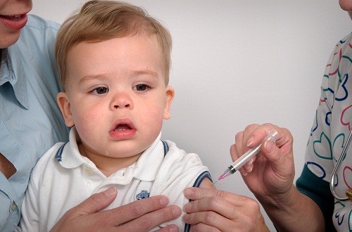 Tiêm vắc xin là biện pháp giúp phòng bệnh quai bị cho trẻ ngay từ khi còn nhỏ