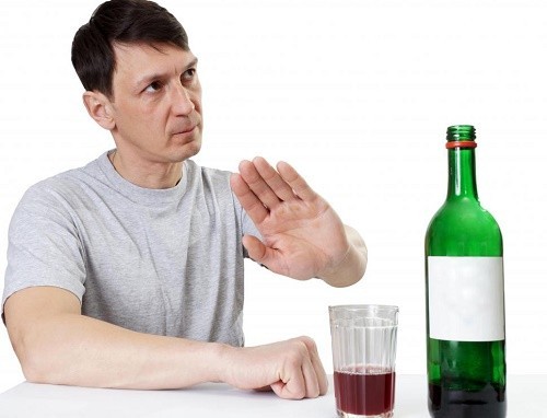 Chế độ ăn uống hợp lý, kiêng rượu bia cũng giúp phòng ngừa viêm tuyến tiền liệt hiệu quả