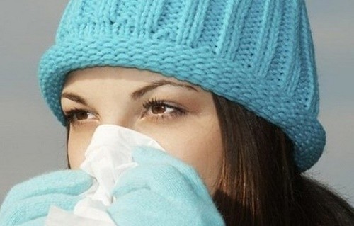 Giữ ấm cơ thể khi thời tiết chuyển mùa là biện pháp giúp phòng viêm thanh quản mùa lạnh hiệu quả