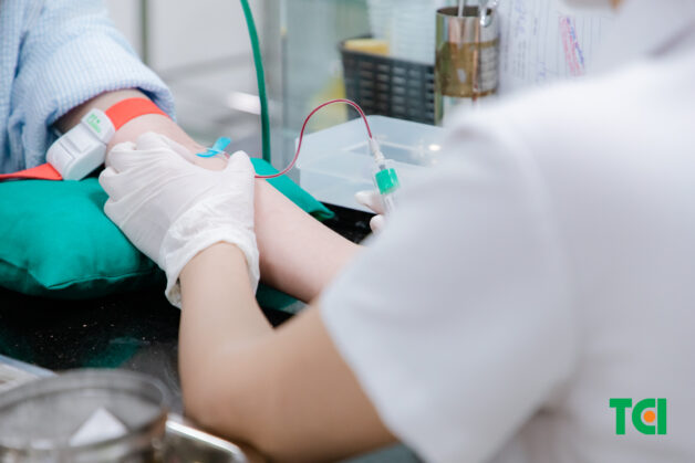 Nhận biết bệnh gút qua xét nghiệm máu.
