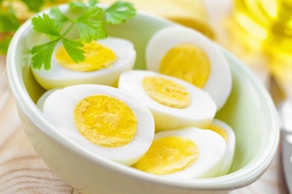 Trứng rất giàu vitamin B5, B6 giúp cân bằng nồng độ hormone, giảm bớt căng thẳng và quan trọng là tăng ham muốn tình dục.