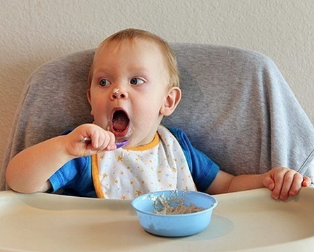Khi 9 tháng tuổi, mẹ có thể bắt đầu tập cho bé tự bốc các loại thức ăn mềm cắt nhỏ cũng như để học cách tự uống sữa với bình.