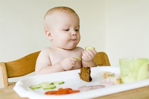 Trẻ ở tuổi ăn dặm vẫn còn duy trì bú mẹ nên việc chọn thời gian ăn không cần quá cứng nhắc, chỉ cần đảm bảo một ngày cho bé ăn 2 bữa cách xa nhau.