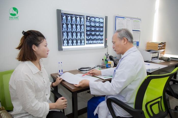 Khí hư có màu xanh vón cục là biểu hiện của bệnh viêm âm đạo, lúc này chị em phải tới ngay bệnh viện để được bác sĩ khám và tư vấn phương pháp điều trị 