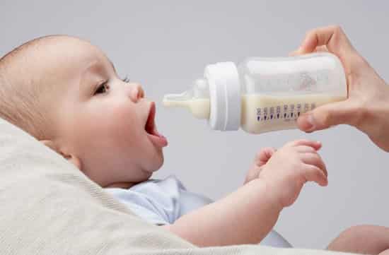 Sữa là nguồn dinh dưỡng chính cho trẻ sơ sinh và trẻ nhỏ trong giai đoạn từ 0-12 tháng tuổi. Chính vì vậy, mẹ nên kiểm soát chặt chẽ lượng sữa con ăn mỗi ngày.