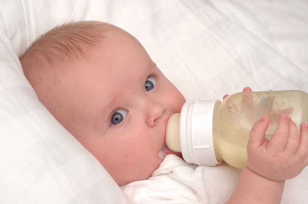 Lượng sữa cho bé 4 tháng tuổi một ngày là bao nhiêu?