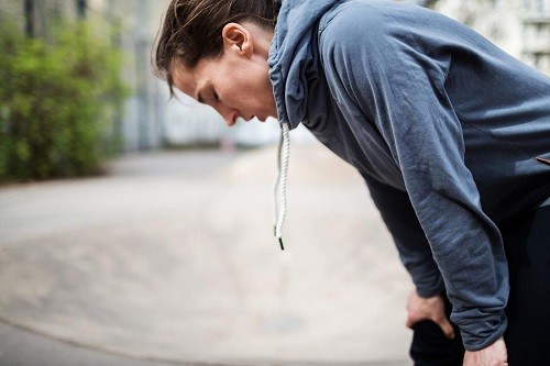 Nguyên nhân gây khó thở khi gắng sức có thể xuất phát từ nhiều vấn đề, trong đó phổ biến nhất là các vấn đề với phổi, đường hô hấp hoặc tim.