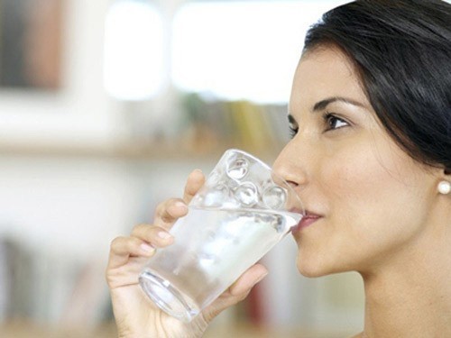 Uống nhiều nước là biện pháp hữu hiệu giúp phòng ngừa sỏi tiết niệu