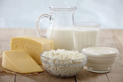 Người bị xơ phổi nên chọn các sản phẩm được chế biến từ sữa tách béo thay vì các sản phẩm được làm từ sữa nguyên chất.