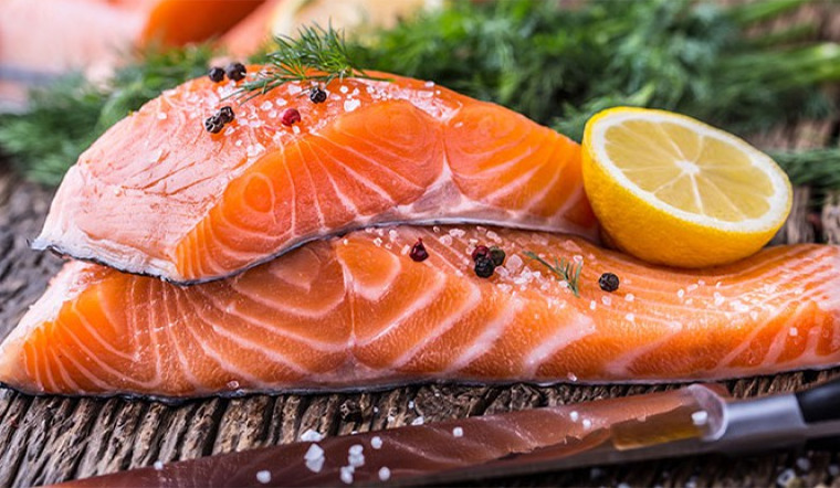 Các loại cá như cá hồi giàu axit béo omega-3 là thực phẩm giúp tăng khả năng thụ thai