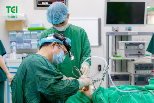 Sử dụng thuốc hoặc phẫu thuật là cách điều trị thường được áp dụng, trả lời cho câu hỏi viêm amidan hốc mủ điều trị thế nào 