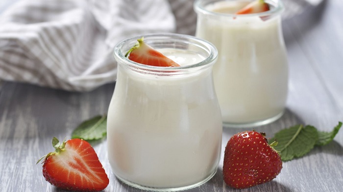 Sữa chua là loại thực phẩm giàu probiotics giúp giảm tình trạng ngứa vùng kín của chị em