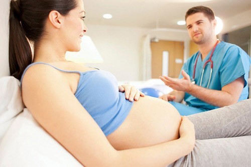 Chị em cần tuân thủ theo hướng dẫn của bác sĩ để cải thiện nhanh chóng tình trạng viêm phế quản khi mang thai