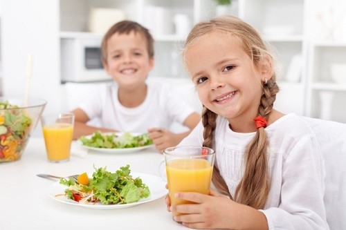 Ngoài việc tuân thủ theo phác đồ điều trị của bác sĩ, trẻ cần được bổ sung đầy đủ dinh dưỡng để cải thiện sớm bệnh