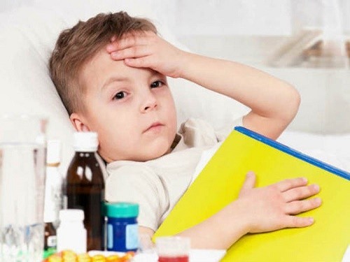 Trẻ bị viêm phế quản có thể sử dụng thuốc kháng sinh để hỗ trợ điều trị bệnh 
