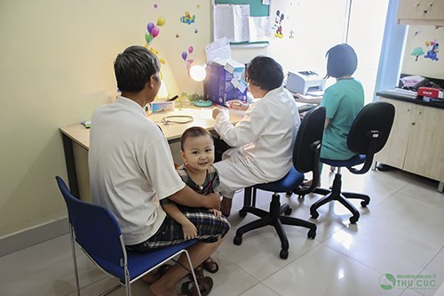 Cha mẹ cần tuân thủ theo đúng phương pháp hỗ trợ điều trị của bác sĩ để đạt hiệu quả cao nhất 