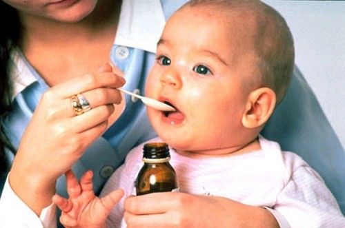 Cha mẹ cần cho bé dùng thuốc theo chỉ định của bác sĩ và giữ ấm cơ thể cho trẻ, vệ sinh mũi họng thường xuyên