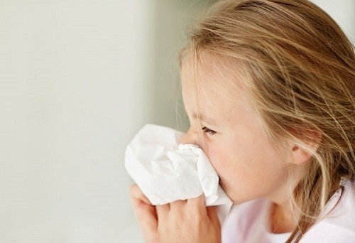 Trẻ có thể mắc các bệnh như viêm mũi xoang cấp, viêm họng cấp, viêm VA, viêm amidan...