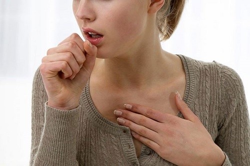 Ho hoặc ho ra máu là dấu hiệu thường xuất hiện sớm khi mắc lao phổi