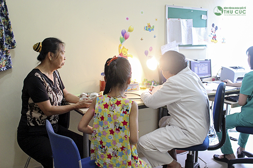Cha mẹ cần đưa trẻ đi khám để tùy vào tình trạng và mức độ bệnh cụ thể, bác sĩ sẽ đưa ra phương pháp điều trị phù hợp