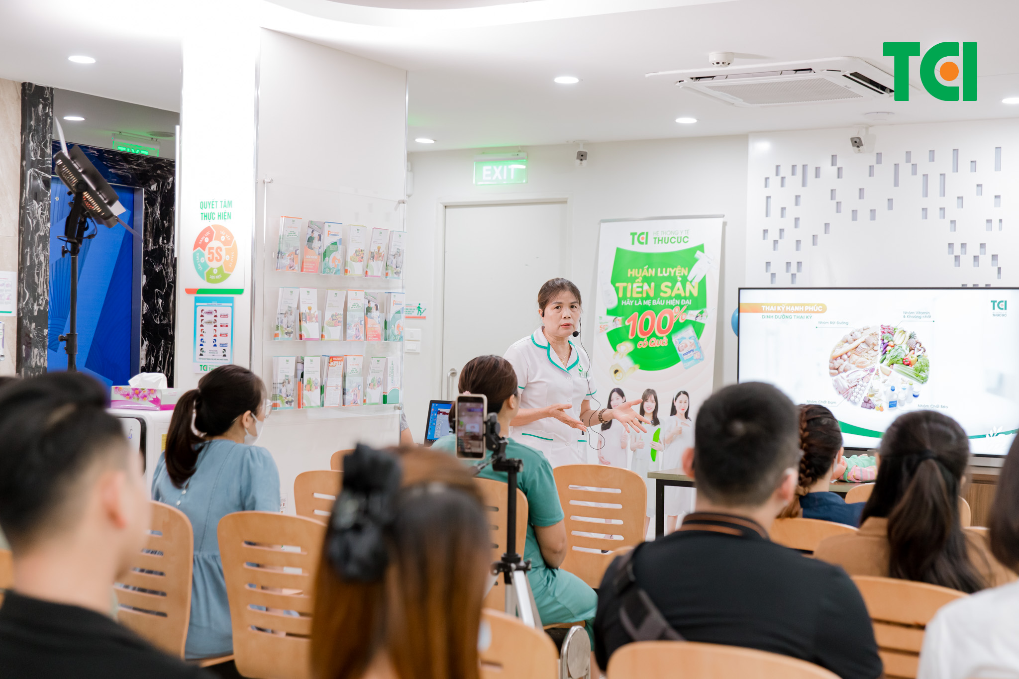 Tháng thứ 4 mẹ nên tham gia các lớp hướng dẫn và tìm hiểu về quá trình sinh nở