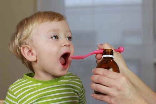 Cha mẹ cần tuân thủ cho trẻ dùng thuốc theo đúng chỉ định của bác sĩ để cải thiện tình trạng bệnh viêm đường hô hấp cấp ở trẻ