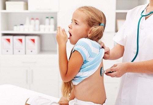 Bệnh viêm phổi ở trẻ do nhiều nguyên nhân gây ra và có thể gây biến chứng nếu không điều trị sớm