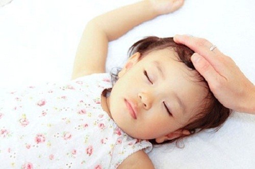 Cha mẹ cần đưa trẻ đi khám khi có dấu hiệu viêm phổi như ho, sốt, ngủ li bì...