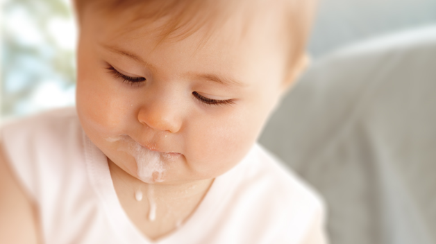 Buồn nôn và nôn là một trong nhiều biểu hiện của viêm tiểu phế quản ở trẻ 