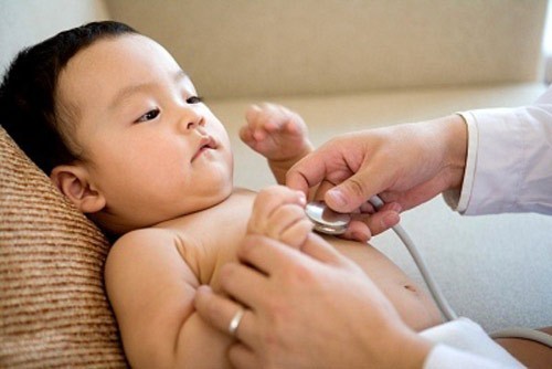 Trẻ em do sức đề kháng yếu nên rất dễ bị viêm tiểu phế quản