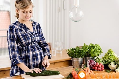 Bà bầu bị táo bón nên bổ sung nhiều rau, củ, quả trong khẩu phần ăn của mình.