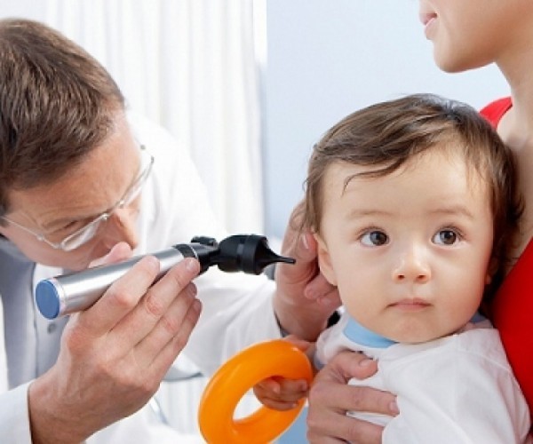 Bạn nên đến cơ sở chuyên khoa để thăm khám và tìm nguyên nhân gây viêm mũi ở trẻ