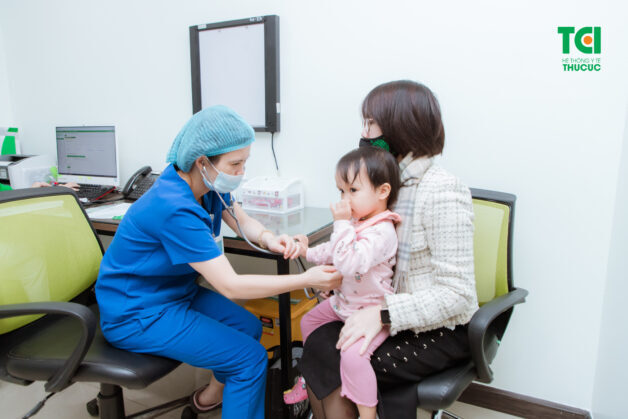 Thăm khám và điều trị viêm phổi với chuyên gia để hạn chế biến chứng