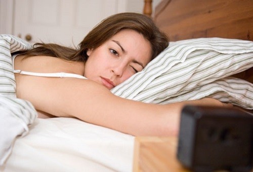 Bị cảm lạnh có thể khiến bạn khó ngủ hơn nhưng tốt nhất vẫn nên đi ngủ và thức dậy như bình thường