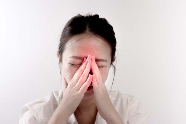 Viêm xoang khiến người bệnh thường xuyên mệt mỏi vì sổ mũi, khó thở kéo dài