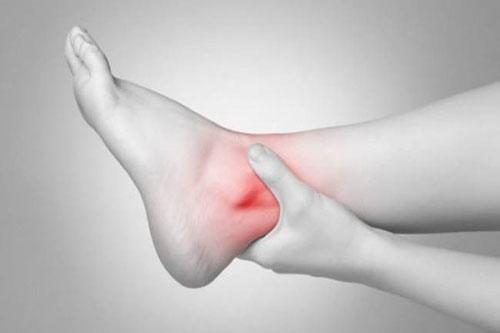 Dấu Hiệu Nhận biết Trật Khớp và Cách sơ cứu bệnh nhân khi bị trật khớp 1 Trật khớp là sự di chuyển bất thường giữa các đầu xương làm cho các mặt khớp bị lệch lạc.