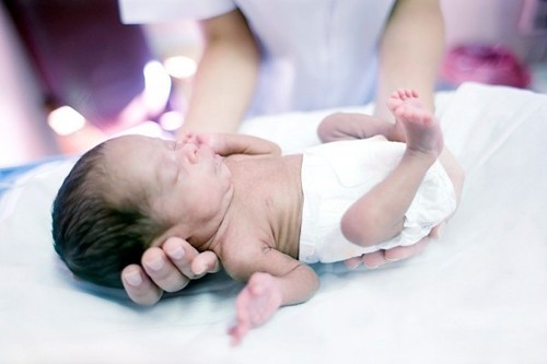 Thai nhi chậm tăng trưởng trong tử cung cũng có liên quan đến sinh non tự nhiên hoặc chỉ định chấm dứt thai kỳ khi thai non tháng.