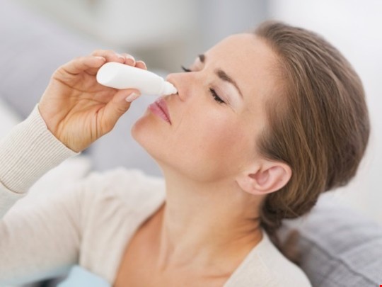 Trong viêm xoang mạn tính, ngạt mũi thường ở mức độ vừa trở lên, diễn ra liên tục