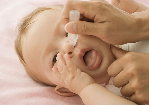Sổ mũi lâu ngày cũng có thể khiến bé bị ho, viêm tiểu phế quản, phế quản hoặc viêm phổi. Cần chữa sổ mũi cho trẻ sơ sinh dứt điểm