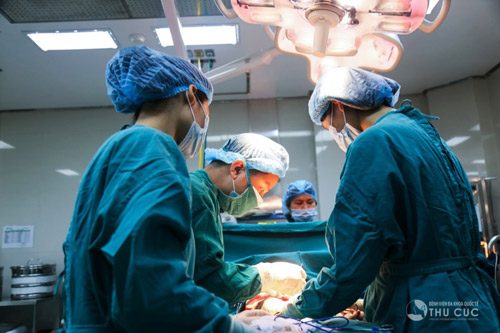 Phẫu thuật gãy xương đòn cần được thực hiện tại bệnh viện uy tín, đầy đủ trang thiết bị và đội ngũ bác sĩ giỏi
