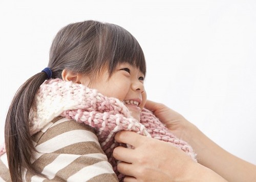 Để phòng viêm phổi cho trẻ, cha mẹ cần giữ ấm cơ thể cho trẻ khi thời tiết chuyển mùa