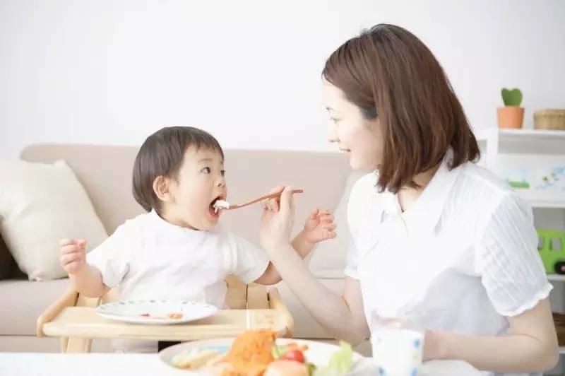 Để tránh viêm phổi tái phát ở trẻ, cha mẹ nên đảm bảo đầy đủ dinh dưỡng cho bé hàng ngày