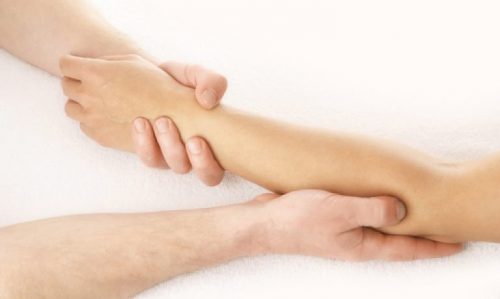 Dấu Hiệu Nhận biết Trật Khớp và Cách sơ cứu bệnh nhân khi bị trật khớp 2 Bạn cần sơ cứu trật khớp trước khi đến cơ sở chuyên khoa để thăm khám