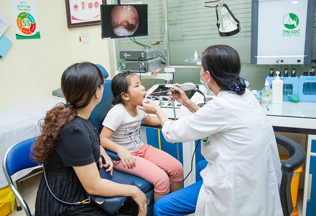 Cha mẹ cần đưa trẻ đi khám để chẩn đoán và điều trị sớm bệnh