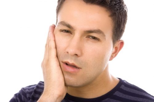 Viêm khớp thái dương hàm gây ra những cơn đau có chu kỳ, làm co thắt cơ đồng thời khiến khớp thái dương hàm mất cân bằng.