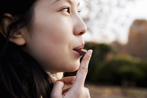 Nhâm nhi một chút sô cô la đen có thể giúp làm giảm căng thẳng.