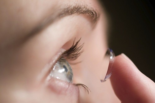 Nếu cảm thấy đau mắt, đỏ mắt hay khó chịu khi đeo kính áp tròng, nên tới gặp bác sĩ nhãn khoa ngay.