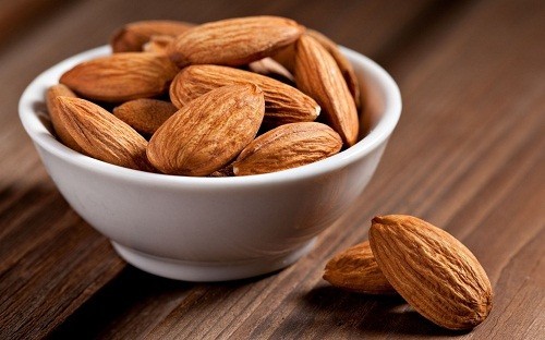 Hạnh nhân có chứa các chất dinh dưỡng quan trọng như magiê và vitamin B giúp chuyển hóa thức ăn thành năng lượng.