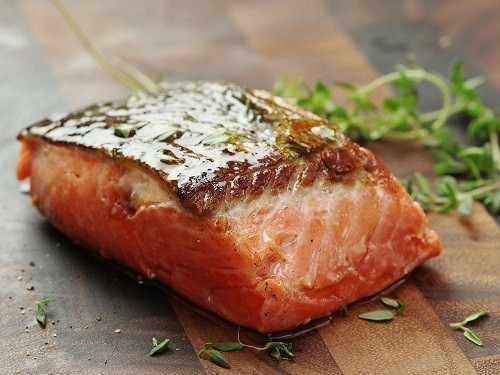 Axit béo omega - 3 trong cá hồi giúp cải thiện trí nhớ và làm giảm trầm cảm, cũng như tăng cường năng lượng và tâm trạng.